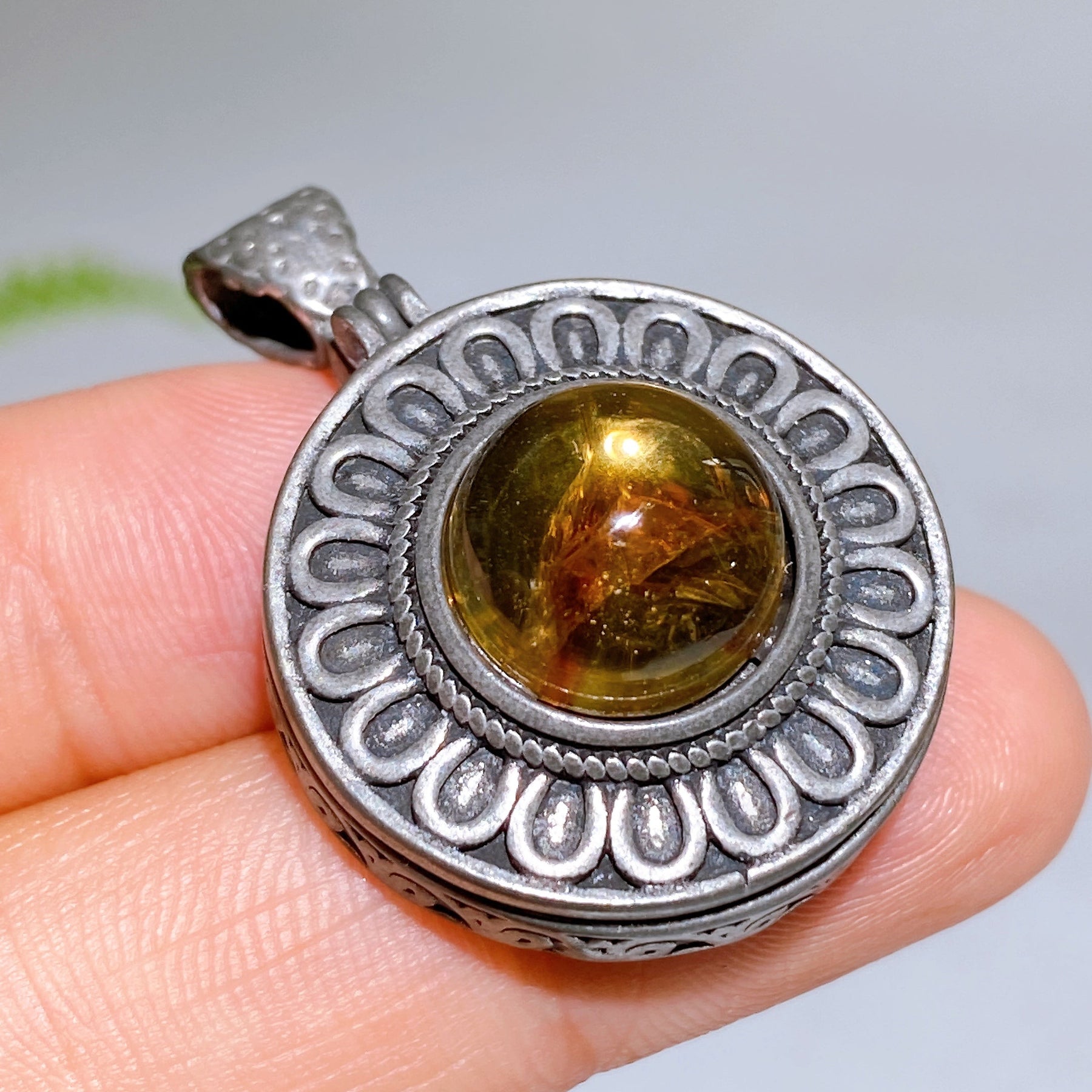 25mm Vintage Silver Metal Citrine Pendant